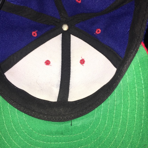 A hat - Picture 3 of 3